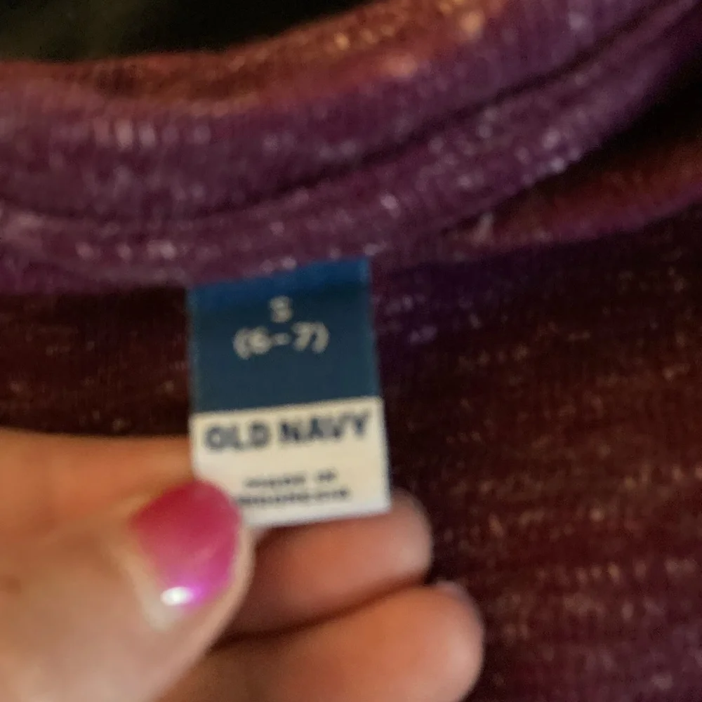 Girl’s cropped sweater